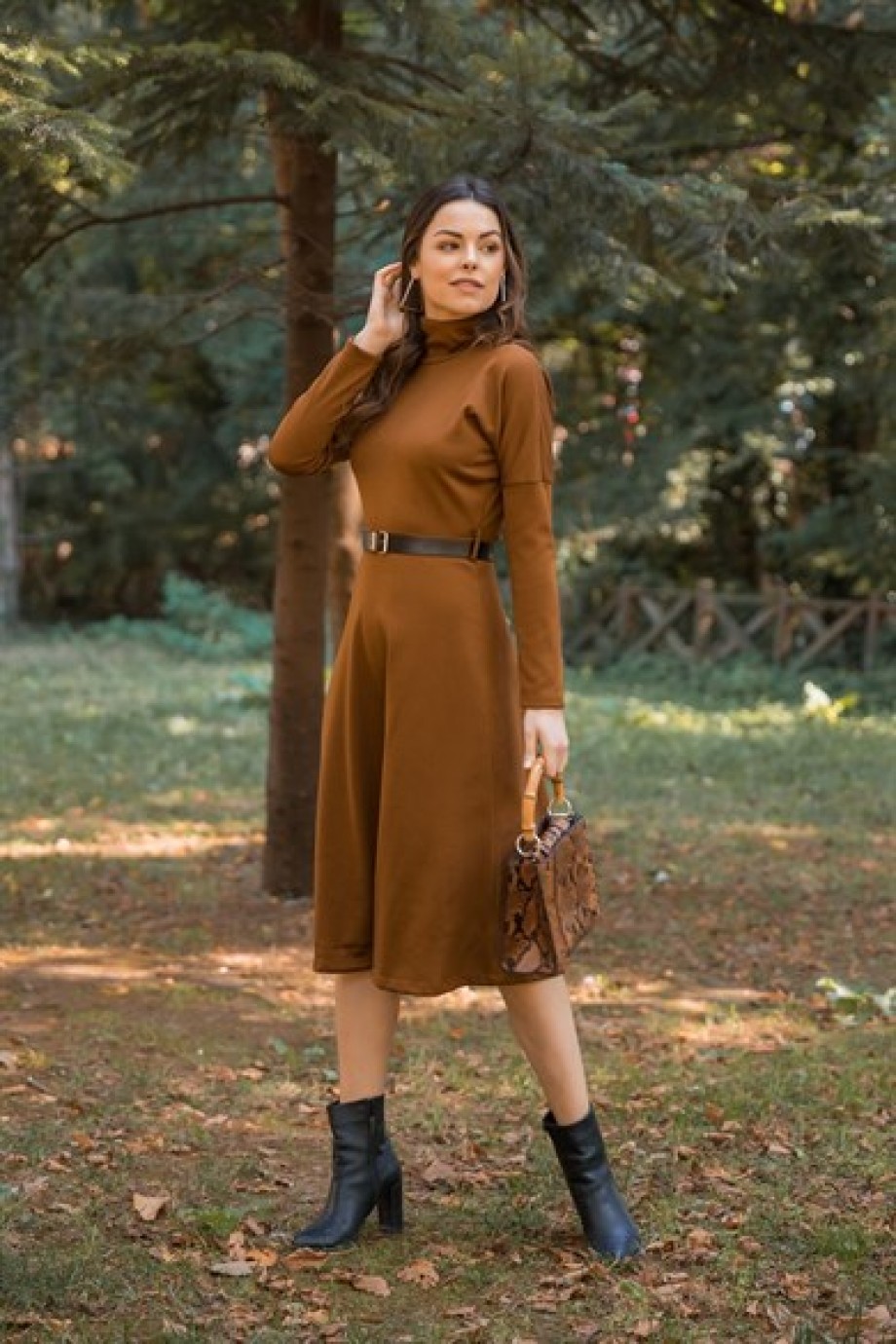 Gül Desen Siyah Kemer Elbise