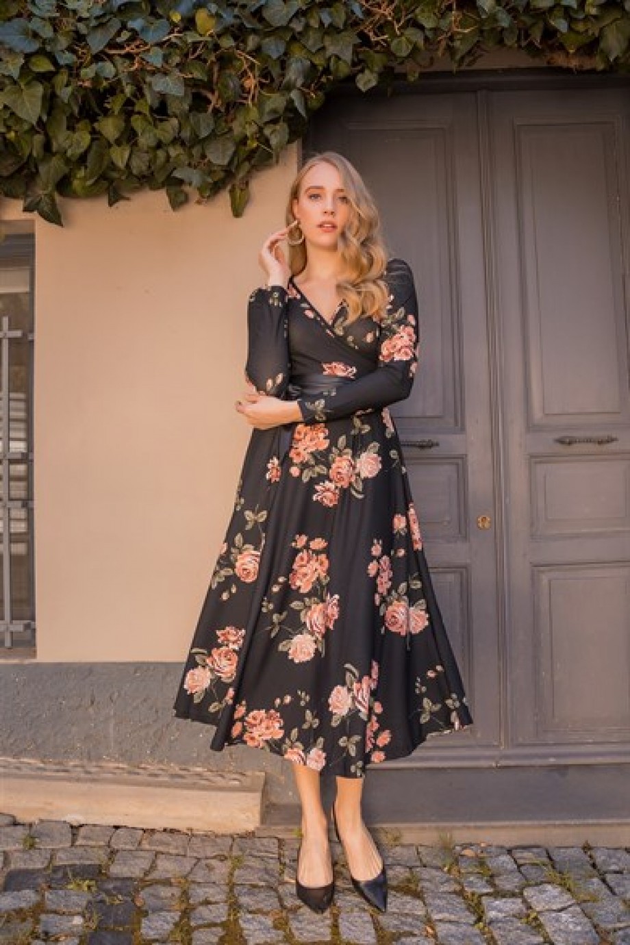 Gül Desen Siyah Kemer Elbise